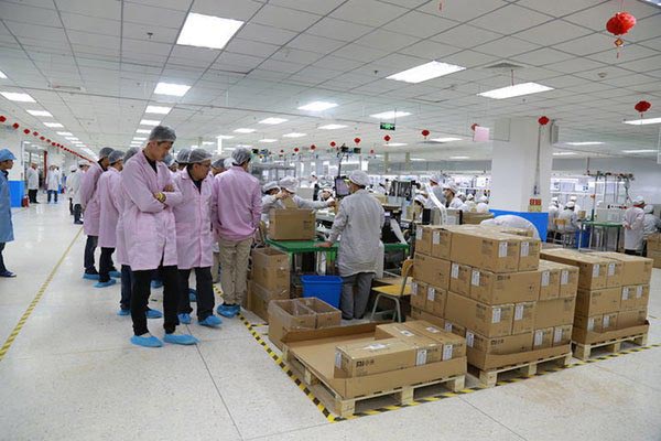 小米充電器自動包膜機(jī)生產(chǎn)實(shí)物圖 小米充電器自動包膜機(jī)生產(chǎn)實(shí)物圖